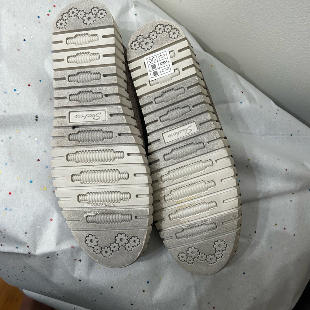 Sketchers slip on sneaker-size 6.5US - Picture 6 of 6